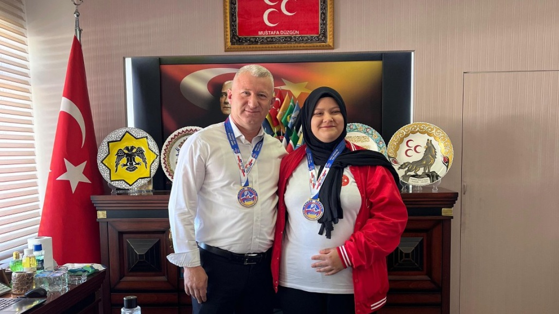 Tunçbilek belediye başkanı Mustafa Düzgün bilek güreşinde Avrupa şampiyonu olan Asudeyi  SARI' yı tebrik etti.